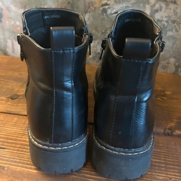 Elegant Black Leather Heeled Boots - Picture 3 of 6